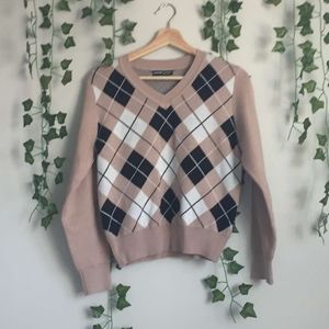 cream colored argyle patterned sweater 💗